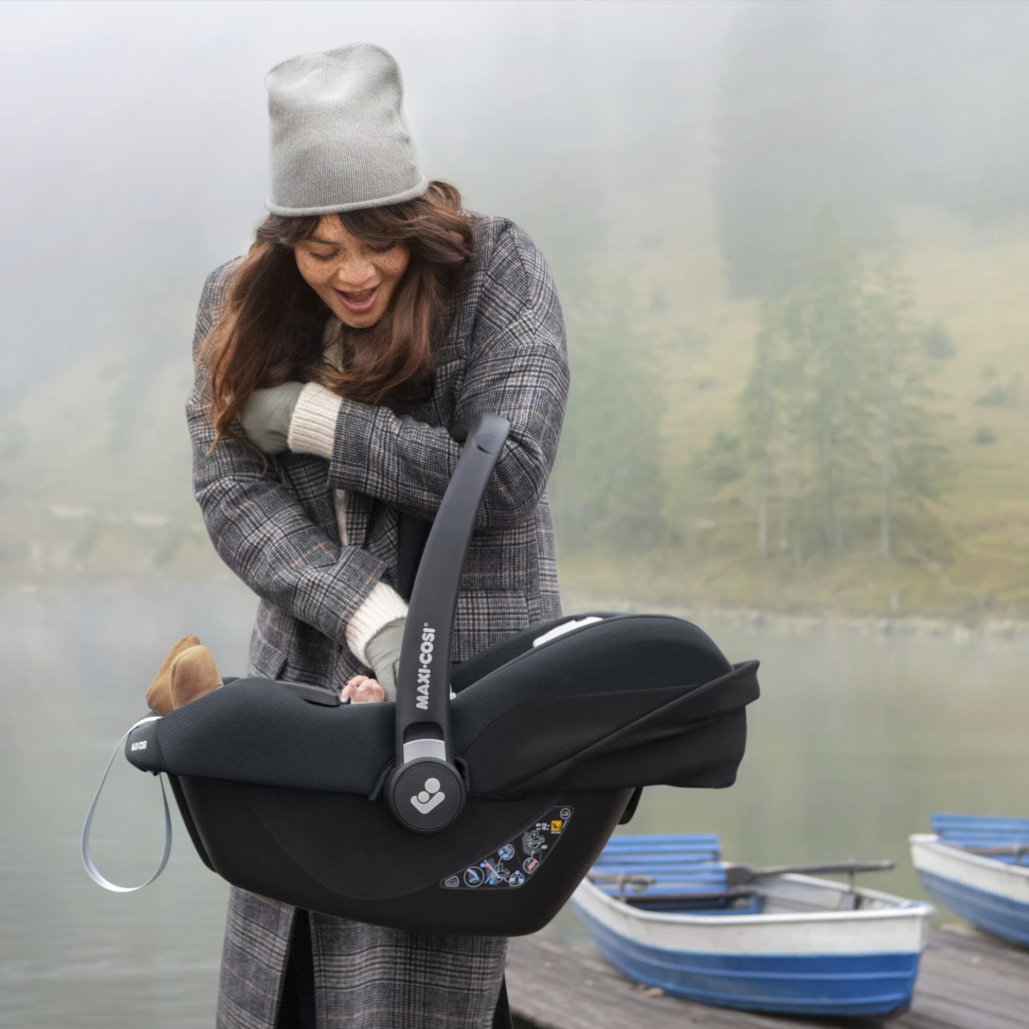 Maxi-Cosi CabrioFix i-Size, Baby Car Seat, 0–12 Months, Max. 12kg, Lightweight Car Seat Newborn (3.2kg), Large Sun Canopy, Extra Padded Seat, Fits most Maxi-Cosi Pushchairs, Essential Black