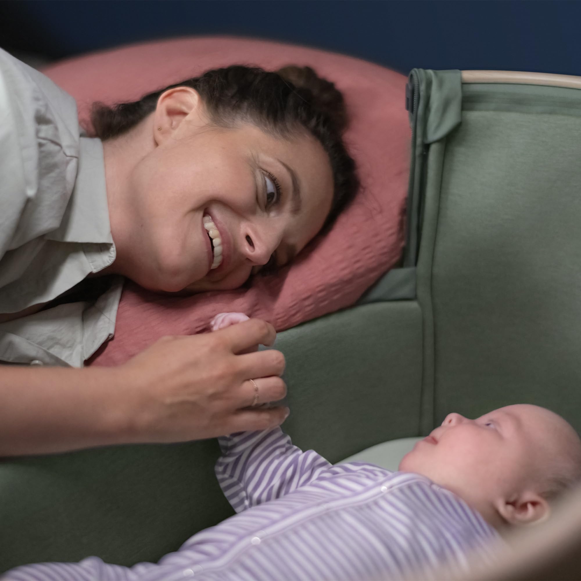 Maxi-Cosi Iora Co-Sleeper Crib, Foldable Baby Bedside Crib, 0–6 Months, max 9 kg, 4 Incline & 5 Height Positions, Easy Slide, Comfortable Mattress, Large Basket, Easy to Carry, Essential Graphite