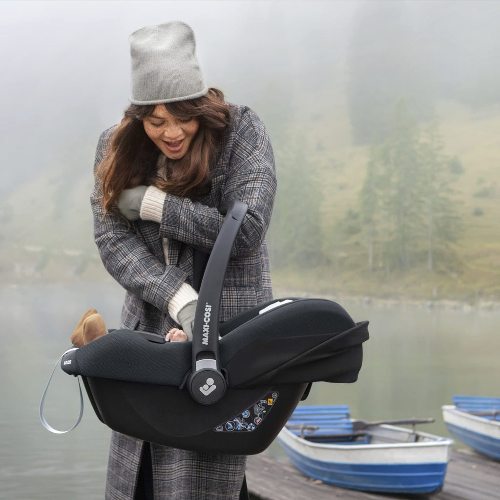 Maxi-Cosi CabrioFix i-Size, Baby Car Seat, 0–12 Months, Max. 12kg, Lightweight Car Seat Newborn (3.2kg), Large Sun Canopy, Extra Padded Seat, Fits most Maxi-Cosi Pushchairs, Essential Black