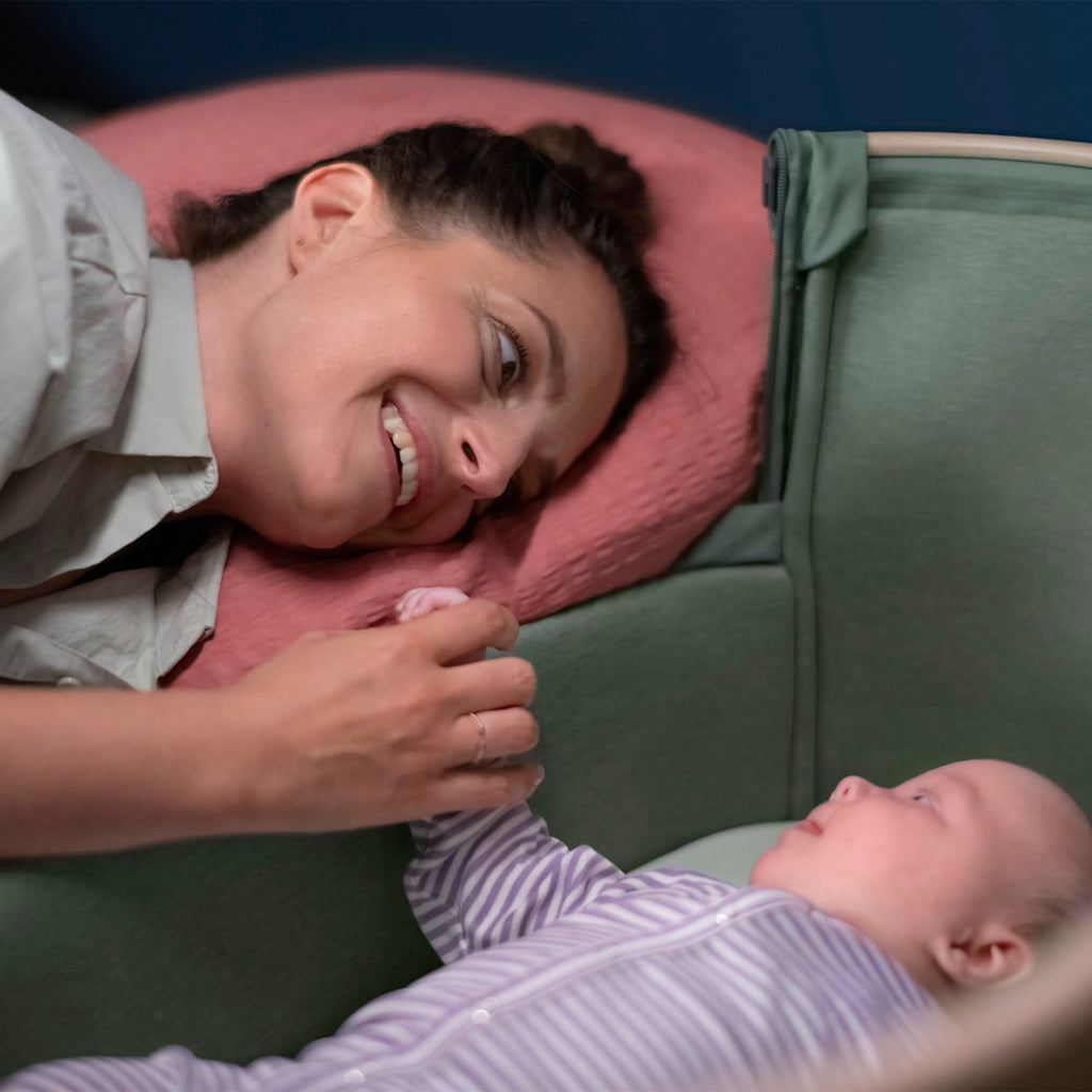 Maxi-Cosi Iora Co-Sleeper Crib, Foldable Baby Bedside Crib, 0–6 Months, max 9 kg, 4 Incline & 5 Height Positions, Easy Slide, Comfortable Mattress, Large Basket, Easy to Carry, Essential Graphite